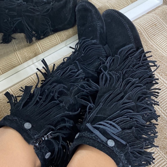 Minnetonka Mocassin Black Fringe Boots Size 8 - Picture 2 of 3